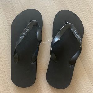 NWT Elmwood Spa flip flops